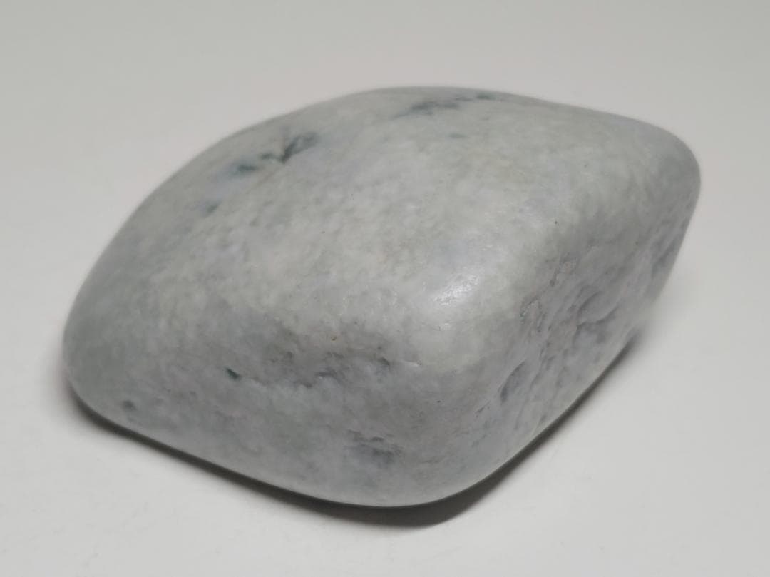 糸魚川76 翡翠 378g ヒスイ 原石 鑑賞石 自然石 誕生石 鉱物 鉱石