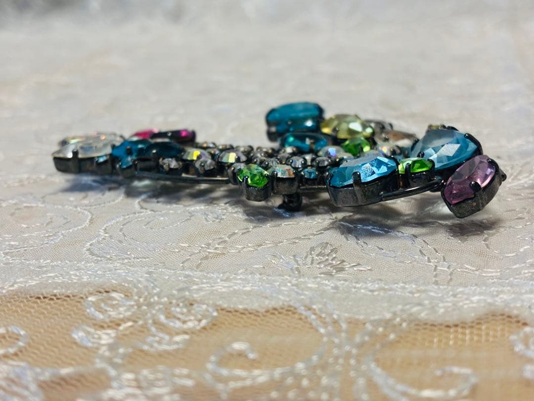 CHRISTIAN LACROIX 多色ブローチ　石外れ有　特価