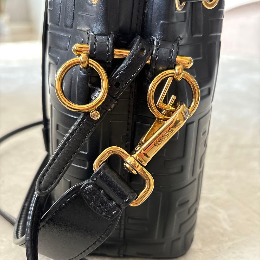 Fendi フェンディ　モントレゾール　ロゴ入り　ショルダーバッグ ブラック