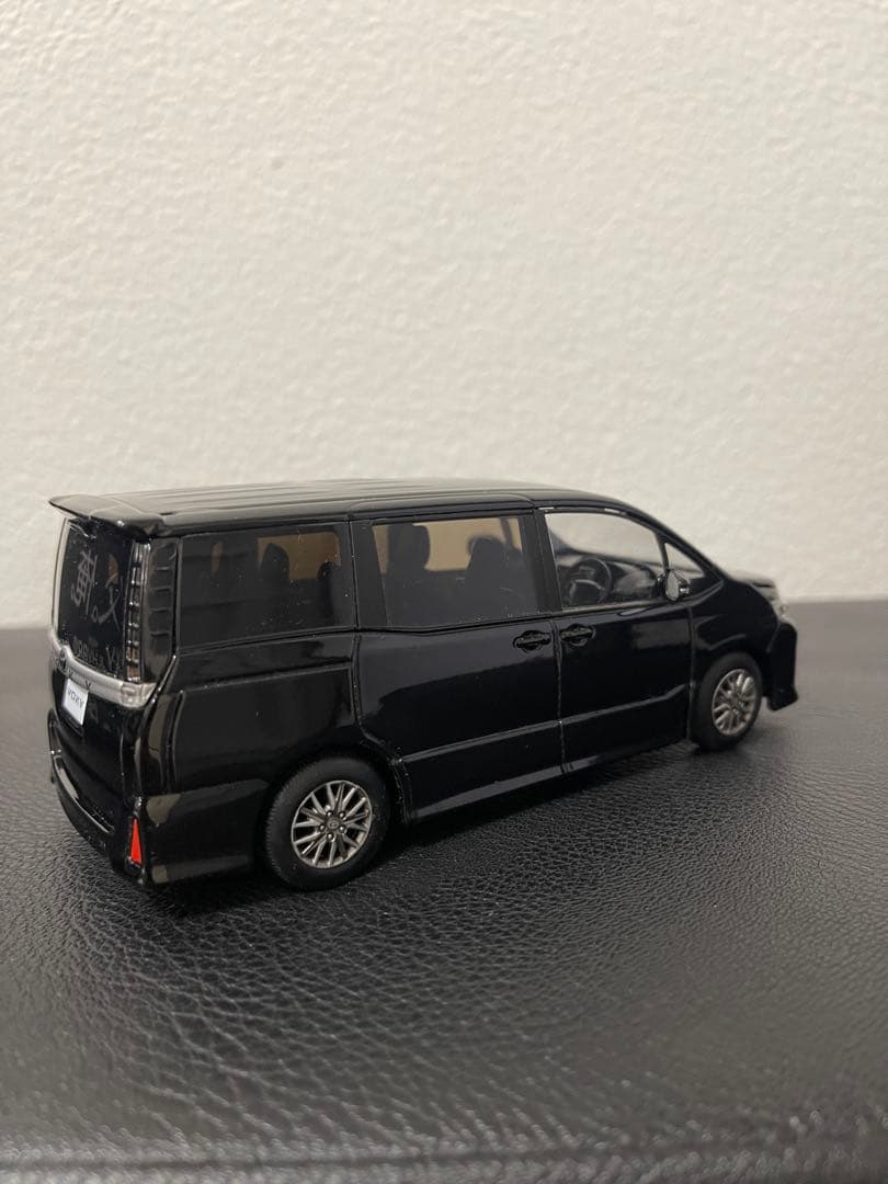 トヨタ Voxy ミニカー 1/43 ブラック