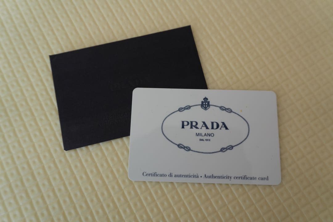 PRADA サフィアーノ ブラック 二つ折り財布