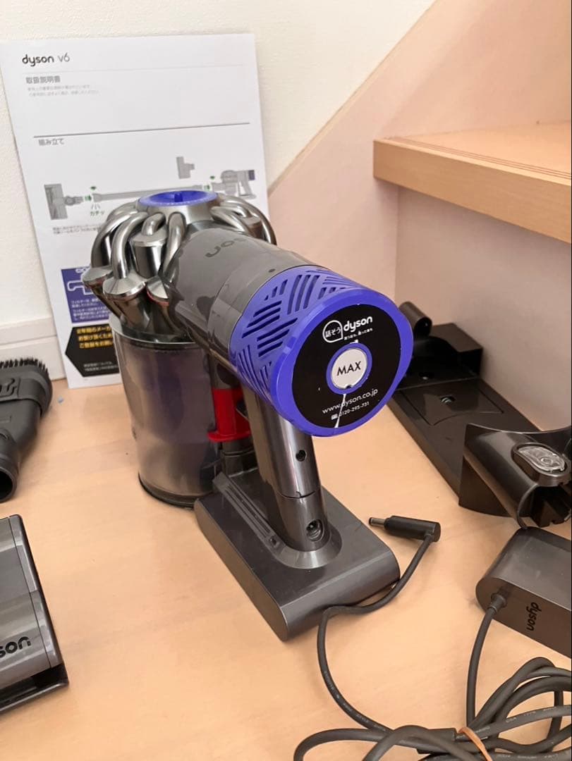 美品　DYSON ダイソン　V6 コードレスクリーナー