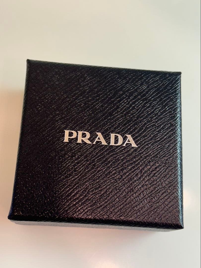 PRADA　サフィアーノ　トライアングルブローチ