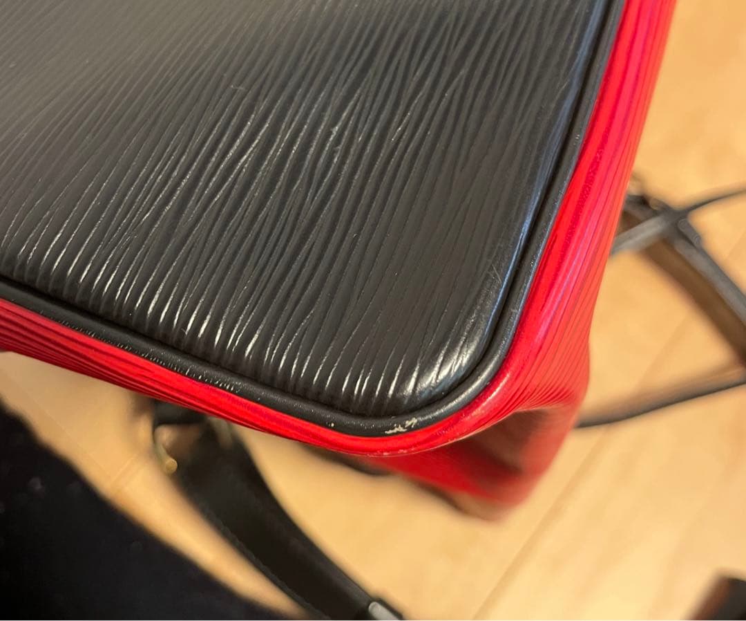 ルイヴィトン　エピ　プチノエ　赤