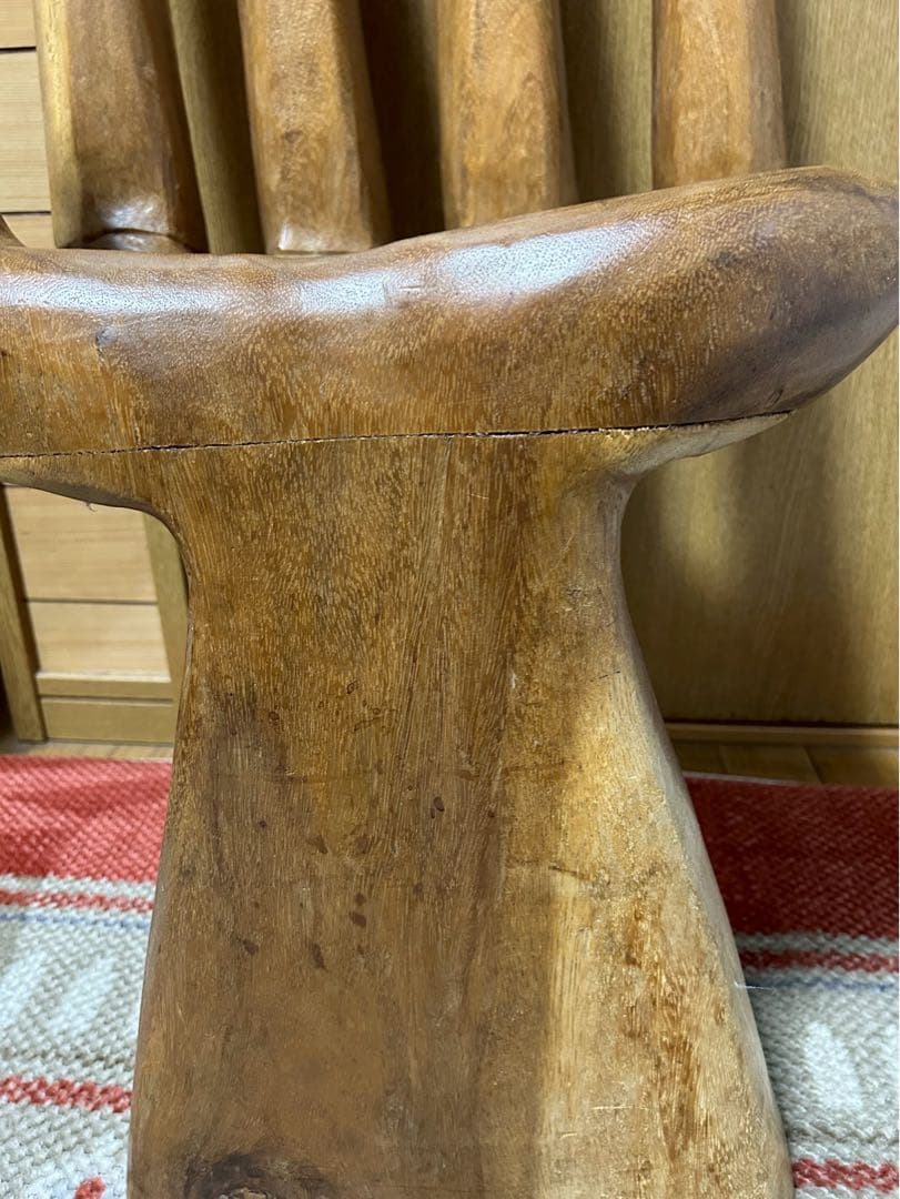 ユニークな手形木製椅子