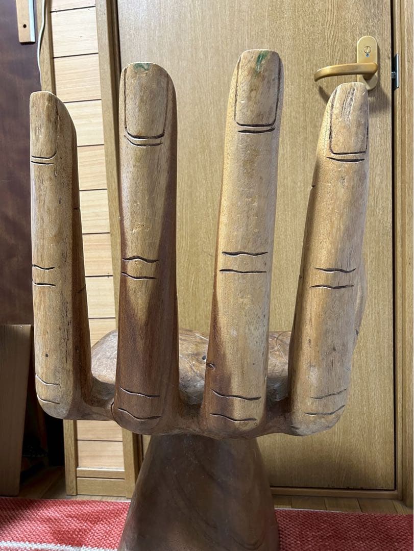 ユニークな手形木製椅子