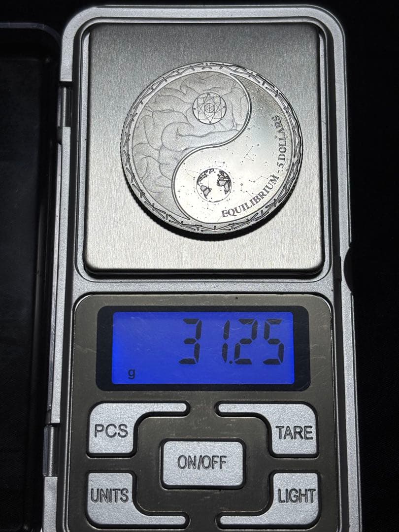 純銀99.99% 1オンス銀貨 トケラウ「均衡・イクイリブリアム」ケース付