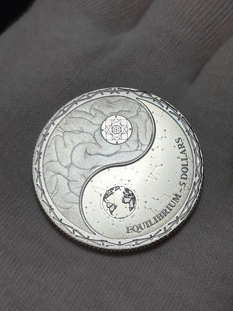 純銀99.99% 1オンス銀貨 トケラウ「均衡・イクイリブリアム」ケース付