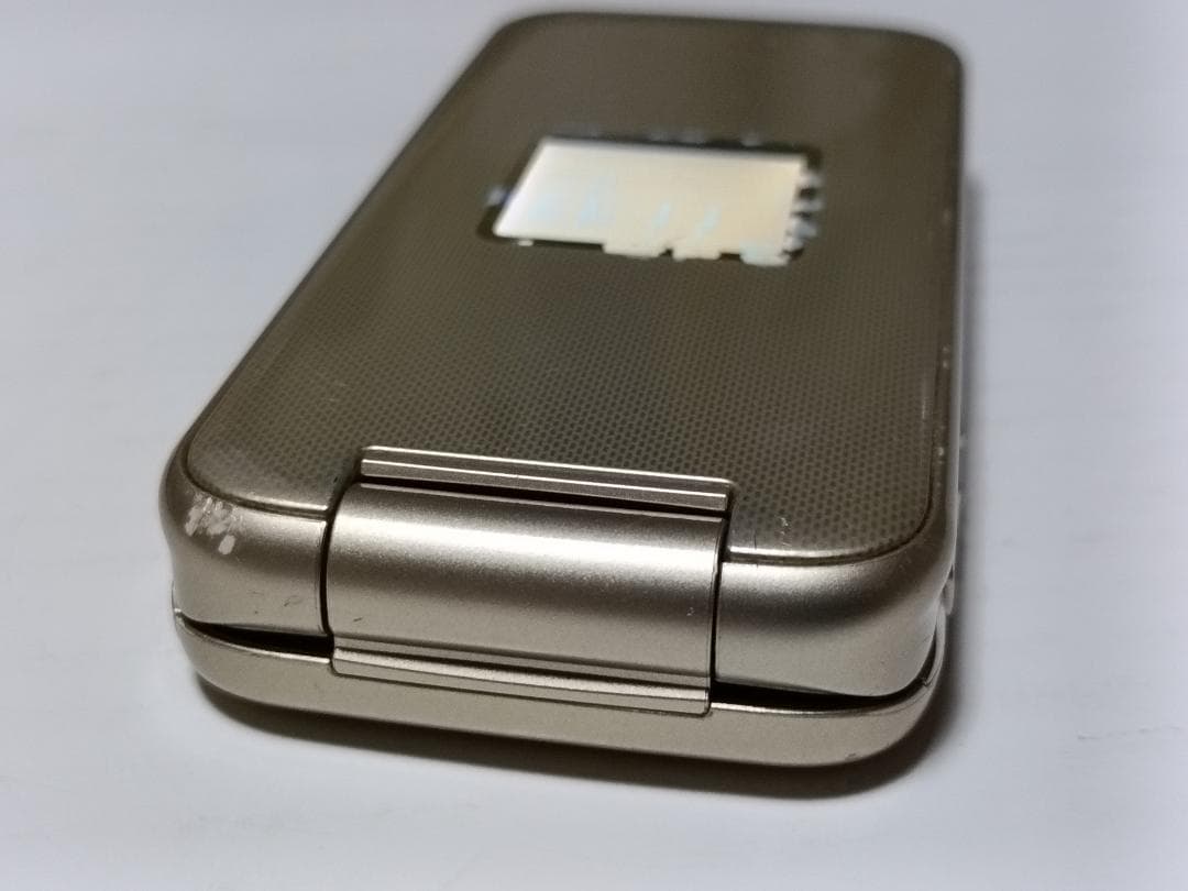 ☆ docomo らくらくホン F-02J ゴールド