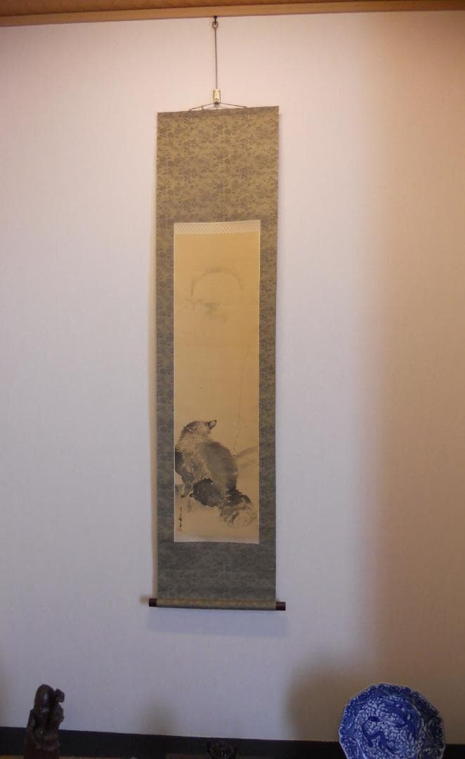 掛け軸 江森晴雲 月と狸図 絹本 希少 軸装 茶道具 掛軸 です。