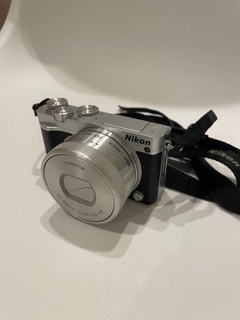 最終限定値下げ　Nikon 1 J5 ミラーレスカメラ シルバー