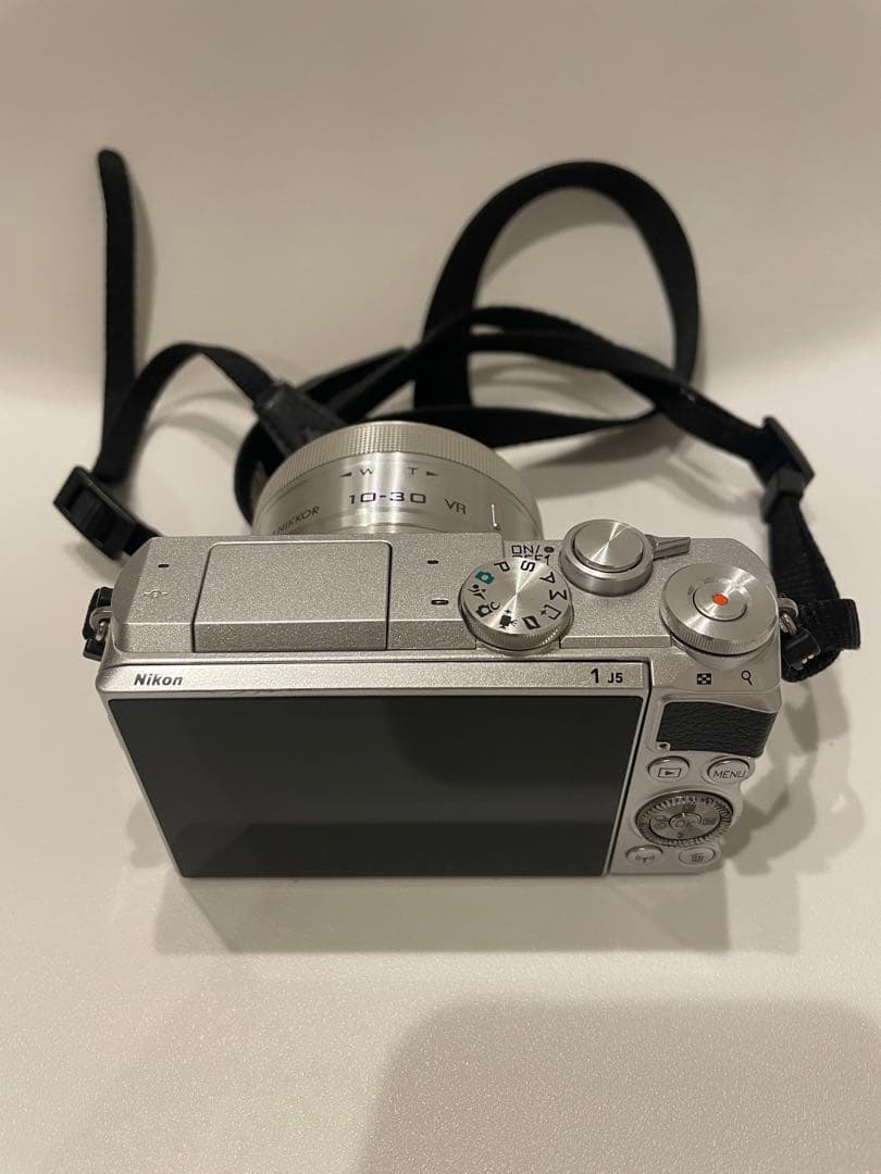 最終限定値下げ　Nikon 1 J5 ミラーレスカメラ シルバー