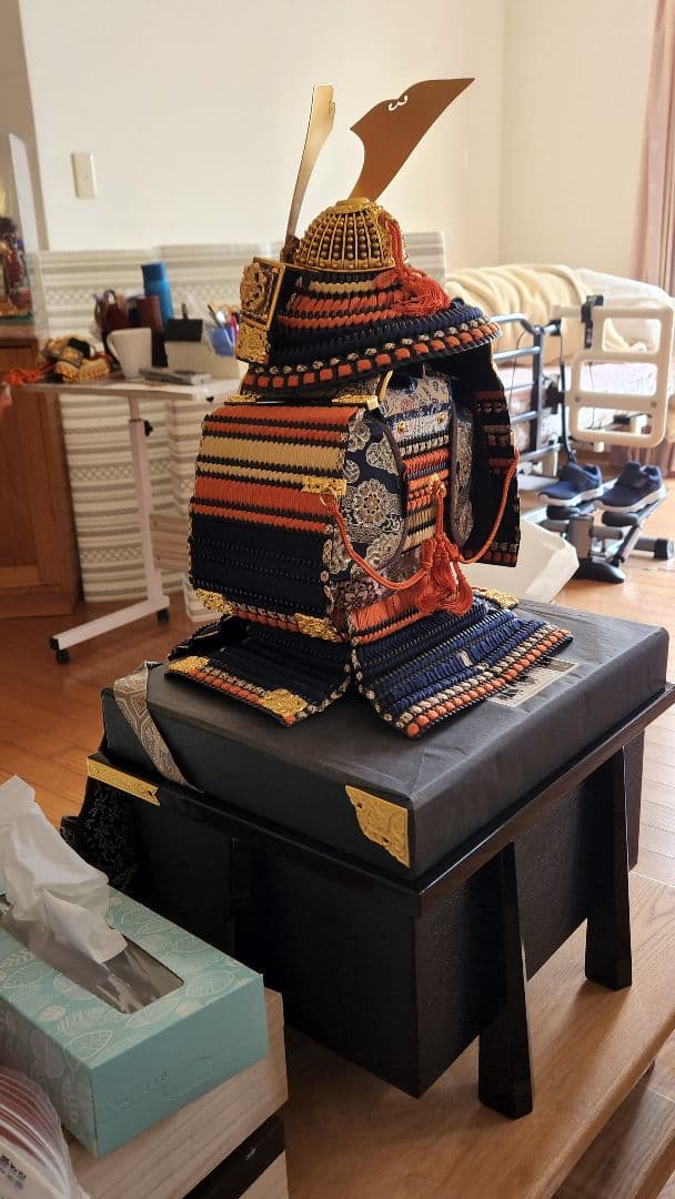 鈴甲子雄山の10号鎧、ジャンク扱いで出品。鍬形は24金張り。年明け価格