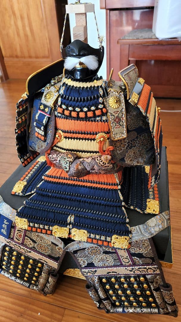 鈴甲子雄山の10号鎧、ジャンク扱いで出品。鍬形は24金張り。年明け価格