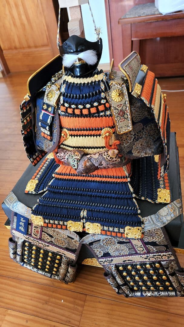 鈴甲子雄山の10号鎧、ジャンク扱いで出品。鍬形は24金張り。年明け価格