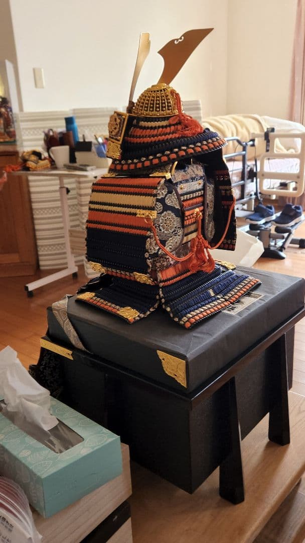 鈴甲子雄山の10号鎧、ジャンク扱いで出品。鍬形は24金張り。年明け価格