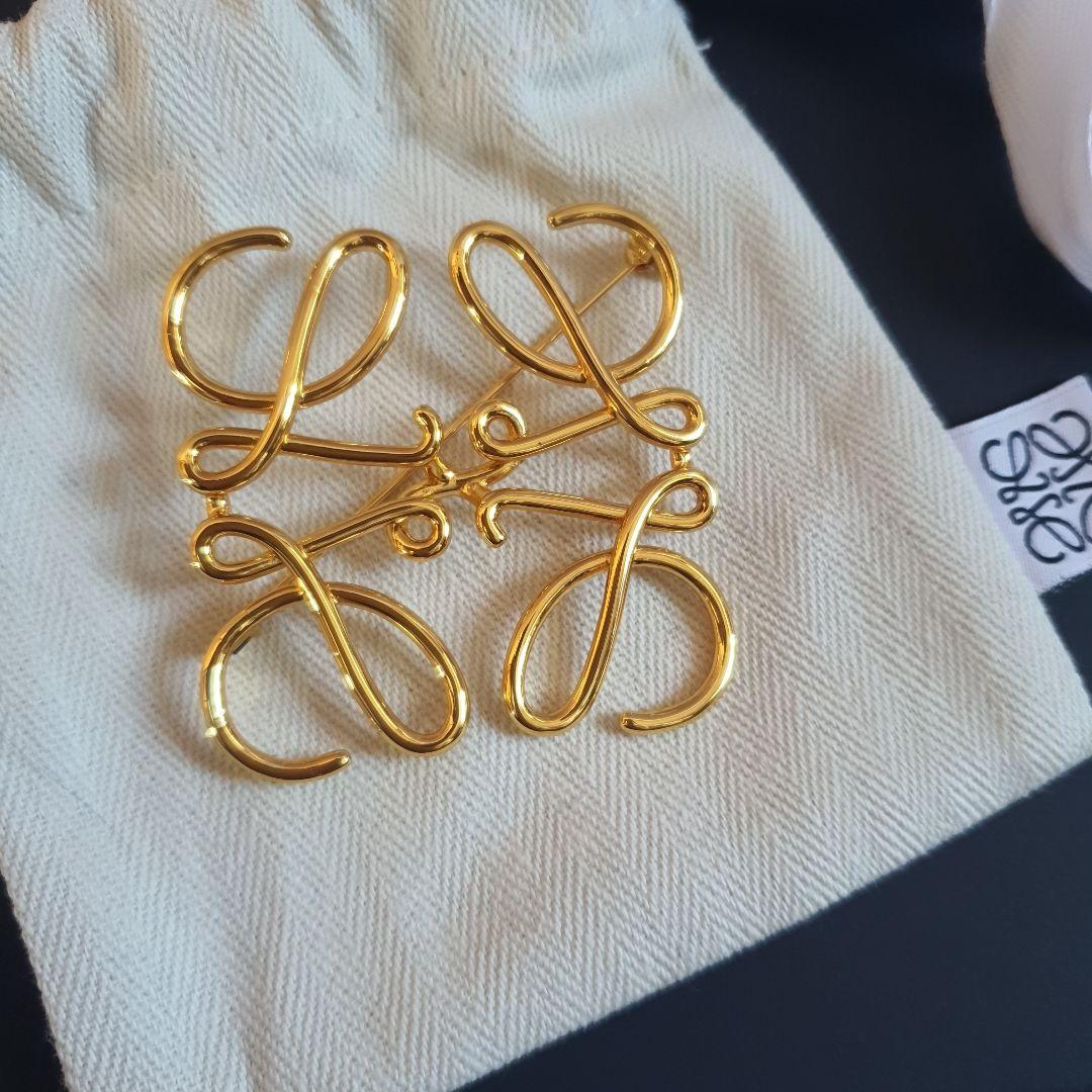 早い者勝ち！LOEWE ゴールドブローチ 専用ポーチ付き♡アナグラム♡
