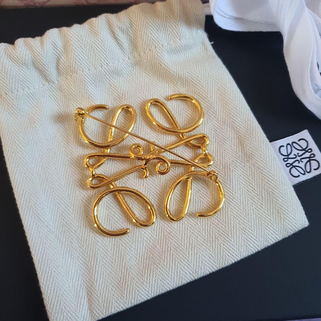 早い者勝ち！LOEWE ゴールドブローチ 専用ポーチ付き♡アナグラム♡