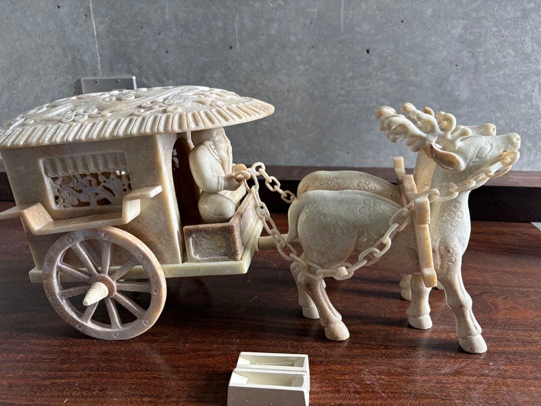 ジブリ⭐︎石？玉？の大きな中国的置物　馴鹿車？