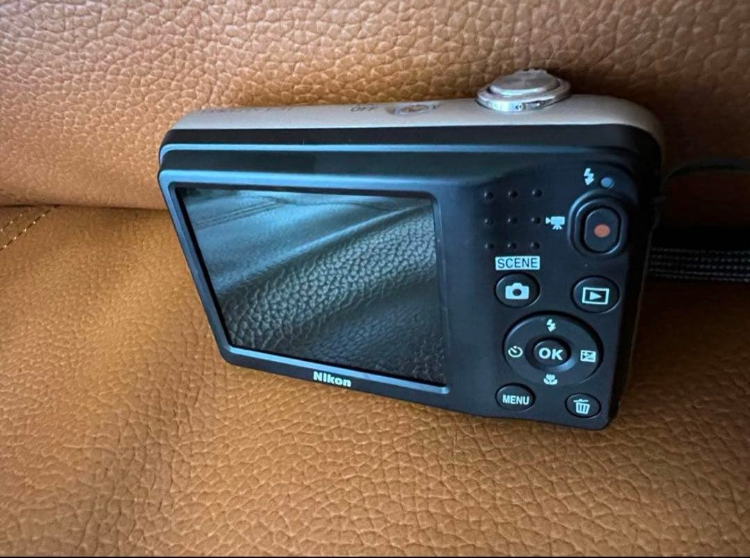 ほ*様 【美品】ニコン Nikon COOLPIX A10 シルバー 単３電池