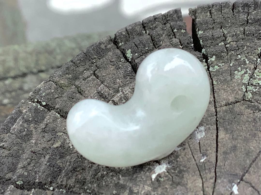 ✳氷はお値段高額勾玉です‼️ アイスジェイド‼️糸魚川翡翠ジェダイト勾玉　鑑定付本物