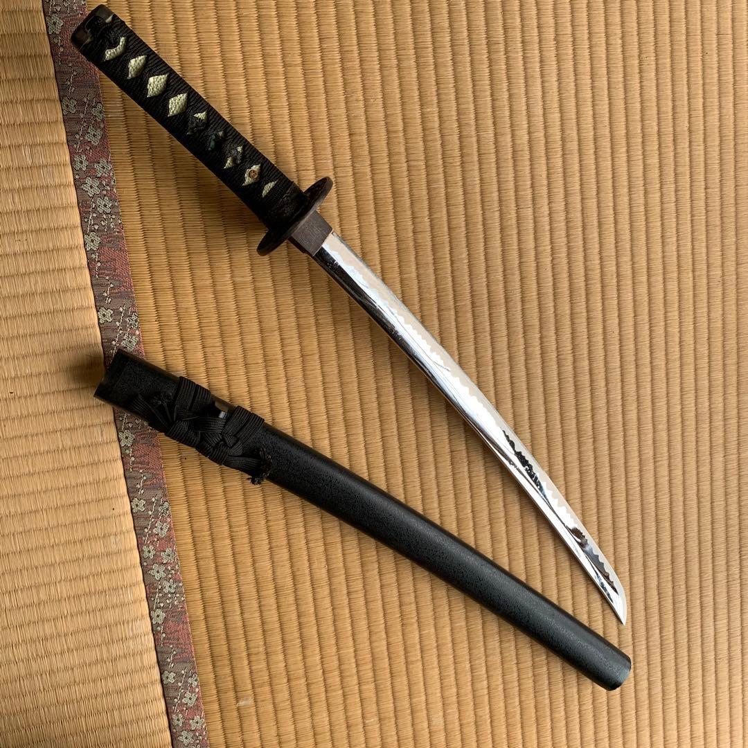 黒色の刀2本とスタンド