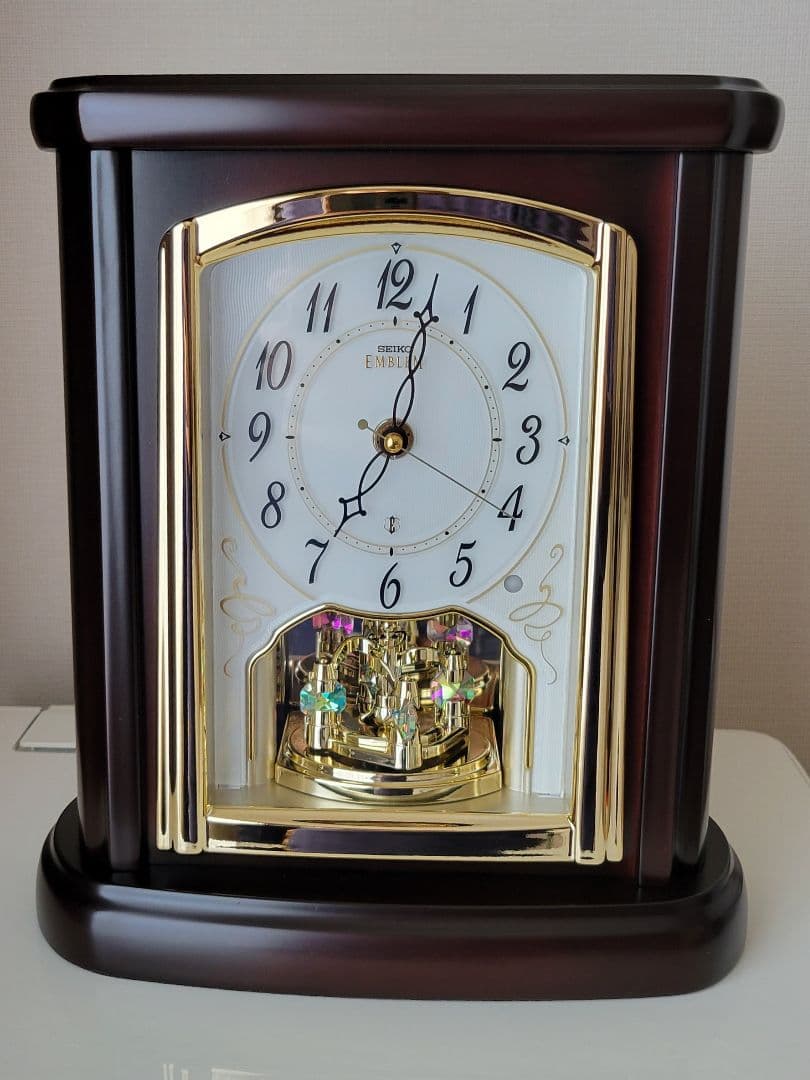 電波置き時計【新品・未使用】 SEIKO セイコー エンブレム　HW582B