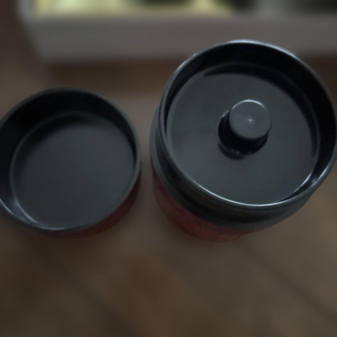 漆塗 赤色 浮彫り 皿と容器 セット