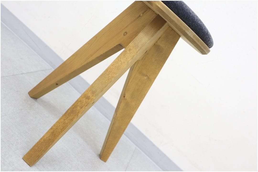1 NEALD ニールド スツール 1脚 パイン無垢材 木製 チェア 丸椅子