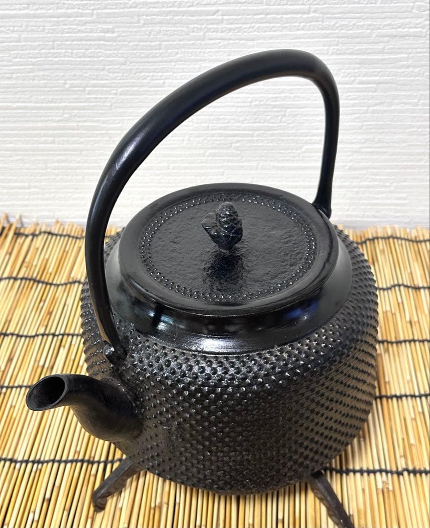 未使用品、供箱等付属品付　南部盛榮堂OIGEN造　１８型アラレ　南部鉄瓶