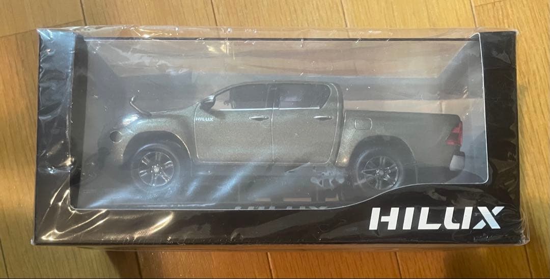 ★新品未開封品★トヨタ HILUX 1/30 ダイキャスト製　ディーラー正規品