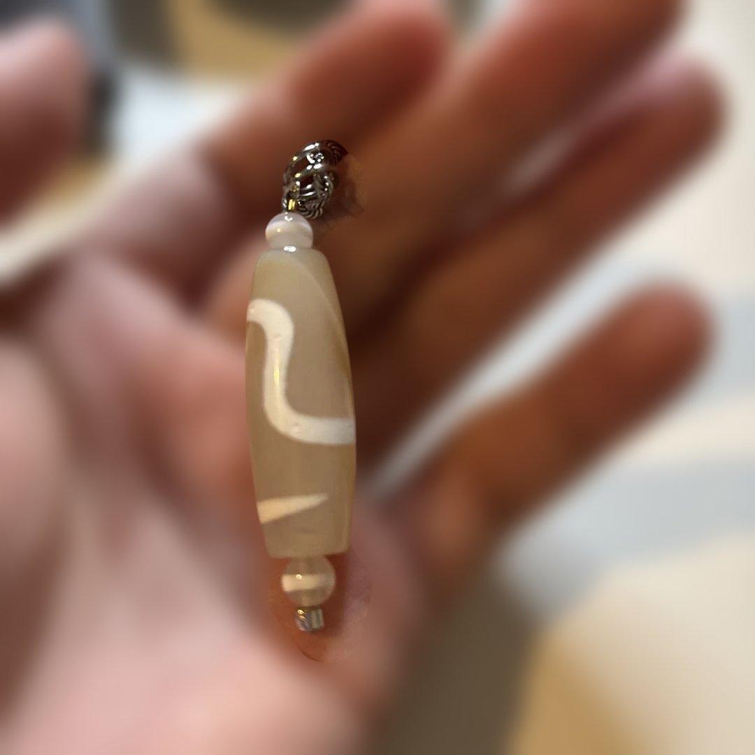 大きな白蛇白天珠様！綺麗！強い効果がありそう！これはおすすめ！