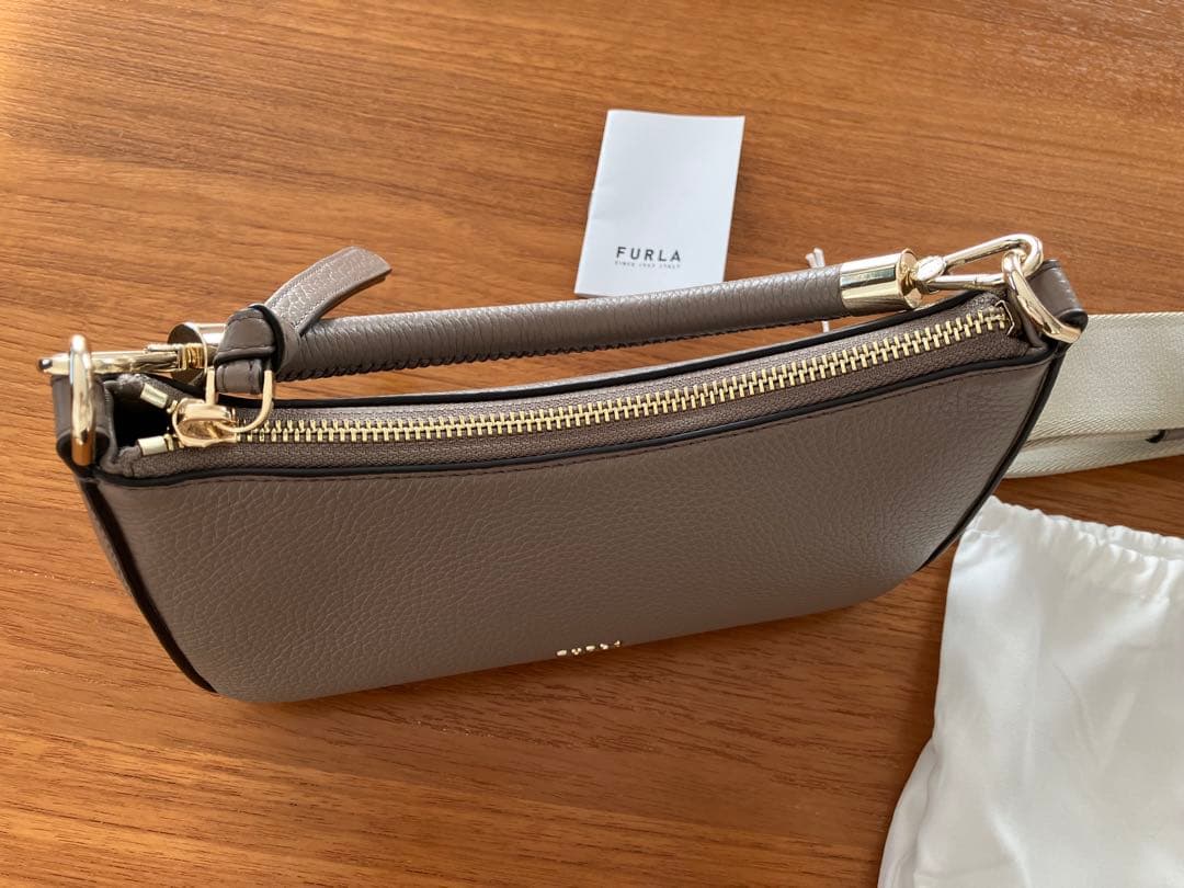 FURLA グレー レザー ショルダーバッグ