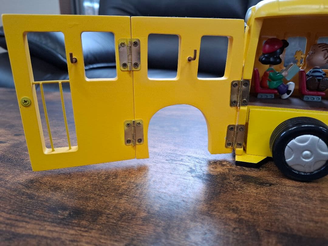 スヌーピー ス クールバス とフィギュアセット