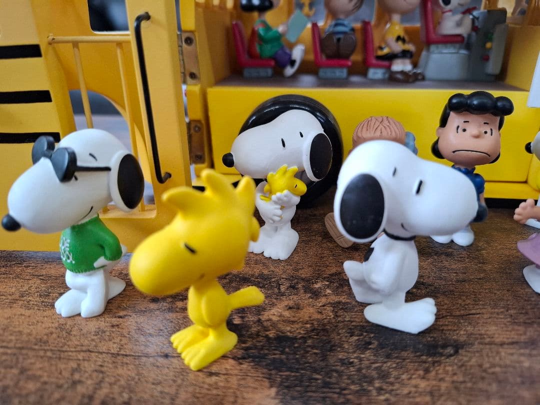 スヌーピー ス クールバス とフィギュアセット