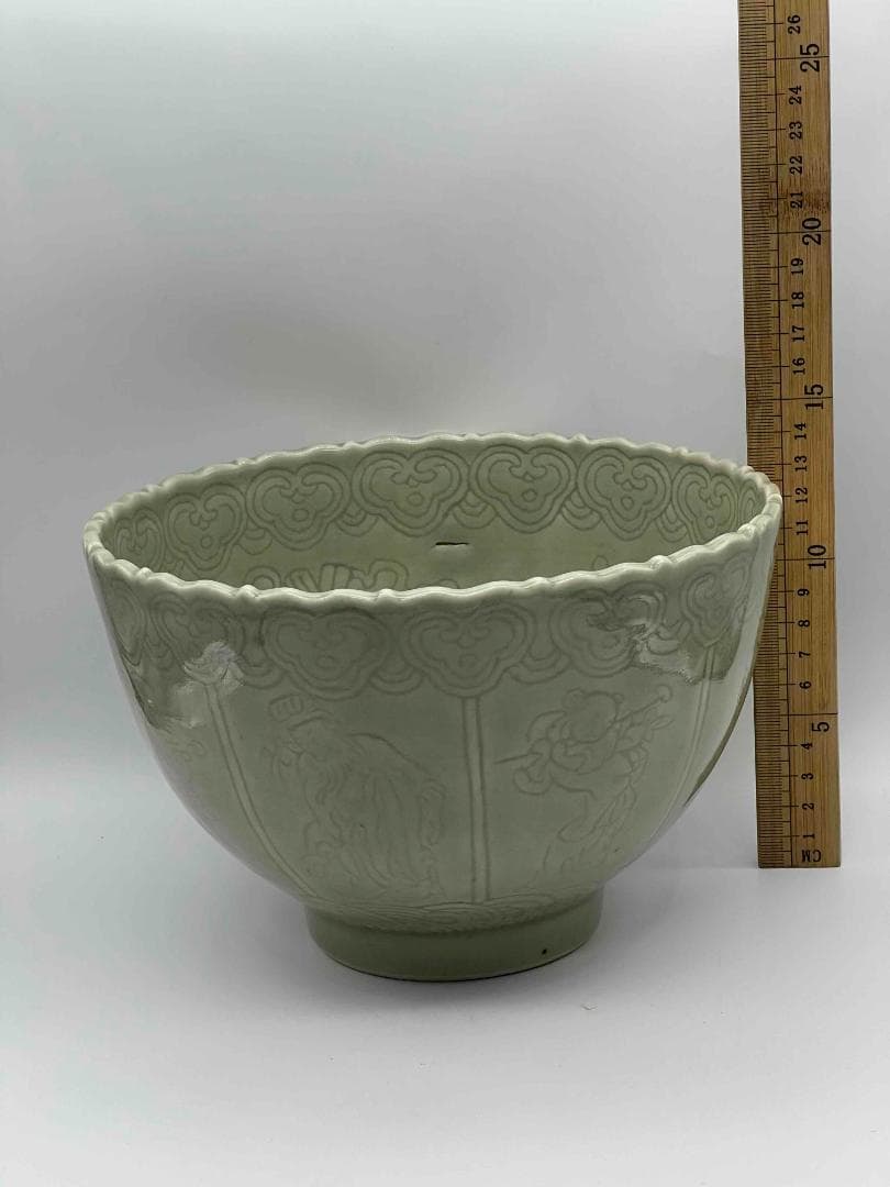 清雍正時代　青磁暗刻花卉輪花大鉢　【旧家蔵出し】 希少貴重 景徳鎮(B-76)