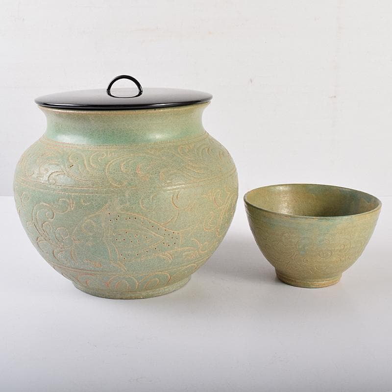 タイ古陶磁　緑釉　刻魚藻文水指　刻花文茶碗　時代箱付　C　R7773B