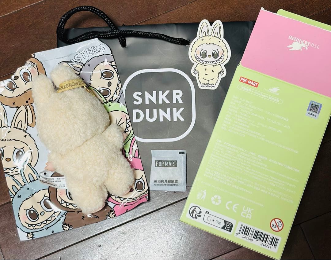 正規品新品LabubuラブブPOPMARTマカロンぬいぐるみSNKRDUNK