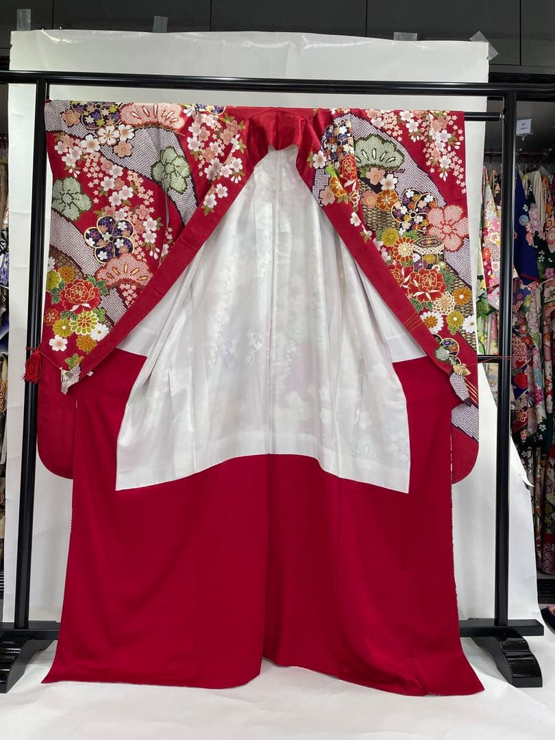 成人式　振袖　正絹　赤色、王道古典柄