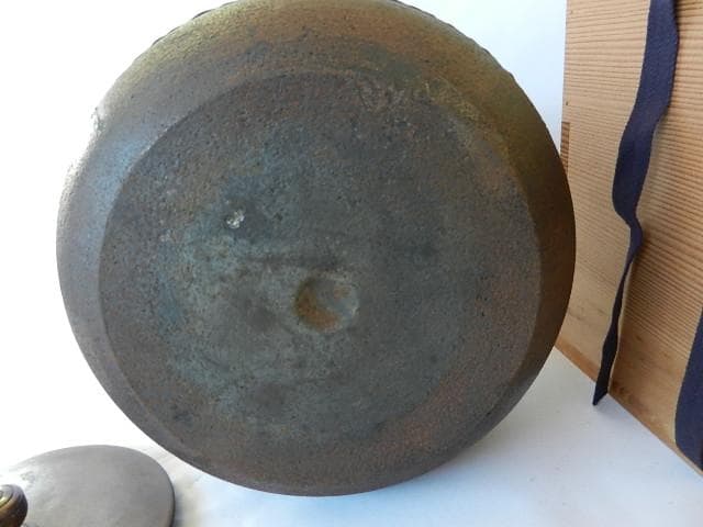 釜師「清光」作「浜松地紋　真形広口釜」 （高２１．５㌢、口１５㌢、胴２５．５㌢）