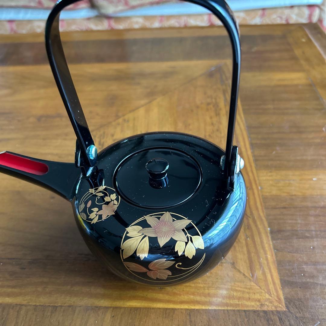 輪島塗り　漆器製の黒い片口酒器　金色の花模様　美品