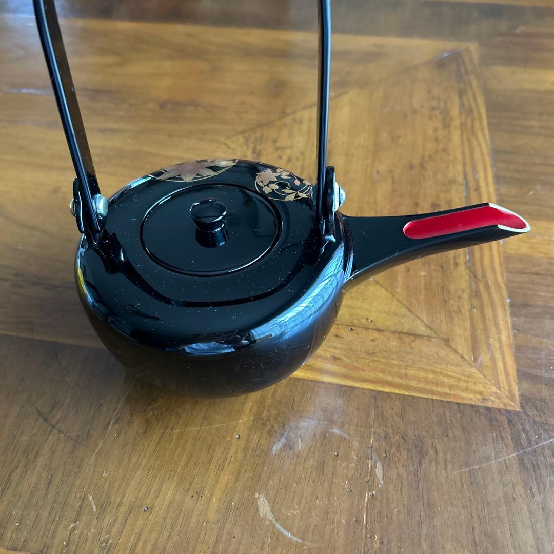 輪島塗り　漆器製の黒い片口酒器　金色の花模様　美品