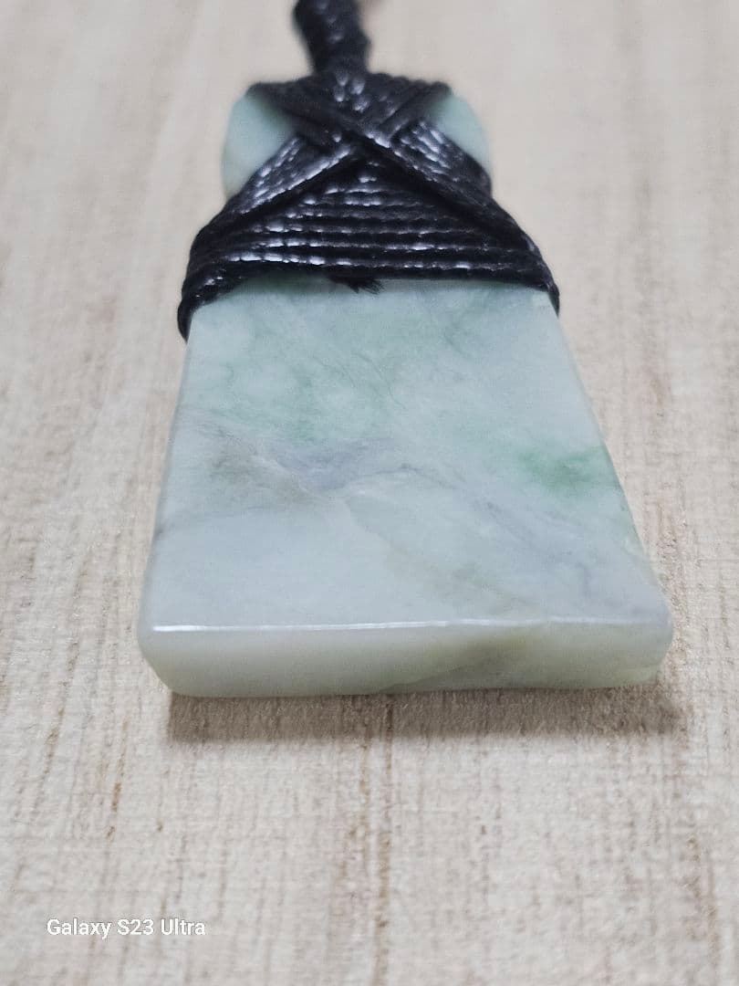 糸魚川翡翠　斧型ペンダント　３０x１９mm