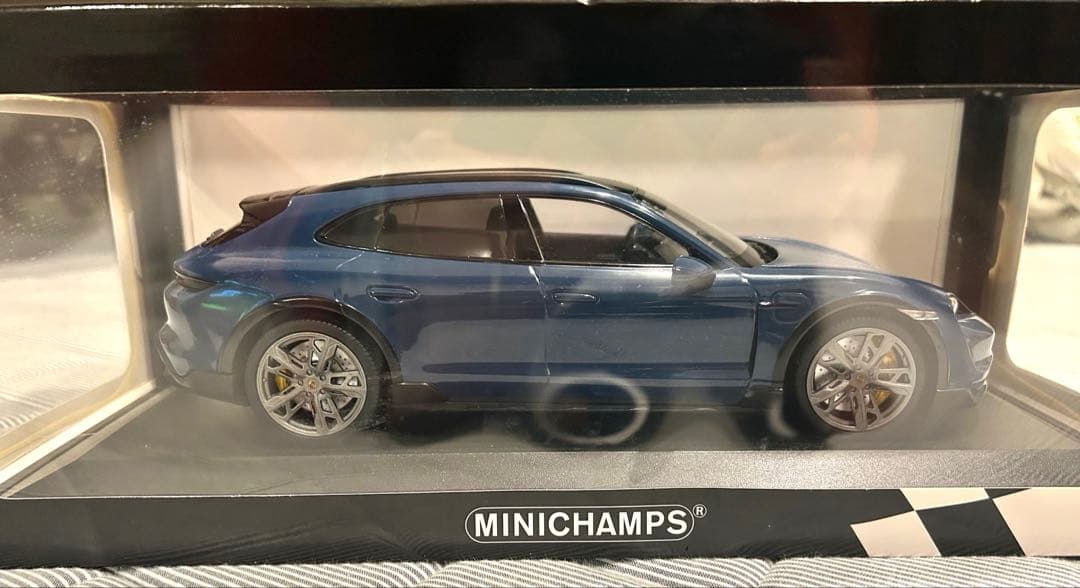 ミニチャンプスMINICHAMPS ポルシェtaycan CUV turbo S