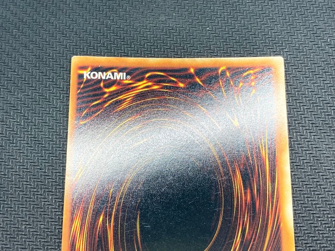 【準美品級、マグネットローダー付】青眼の白龍　初期ウルトラレア　遊戯王カード