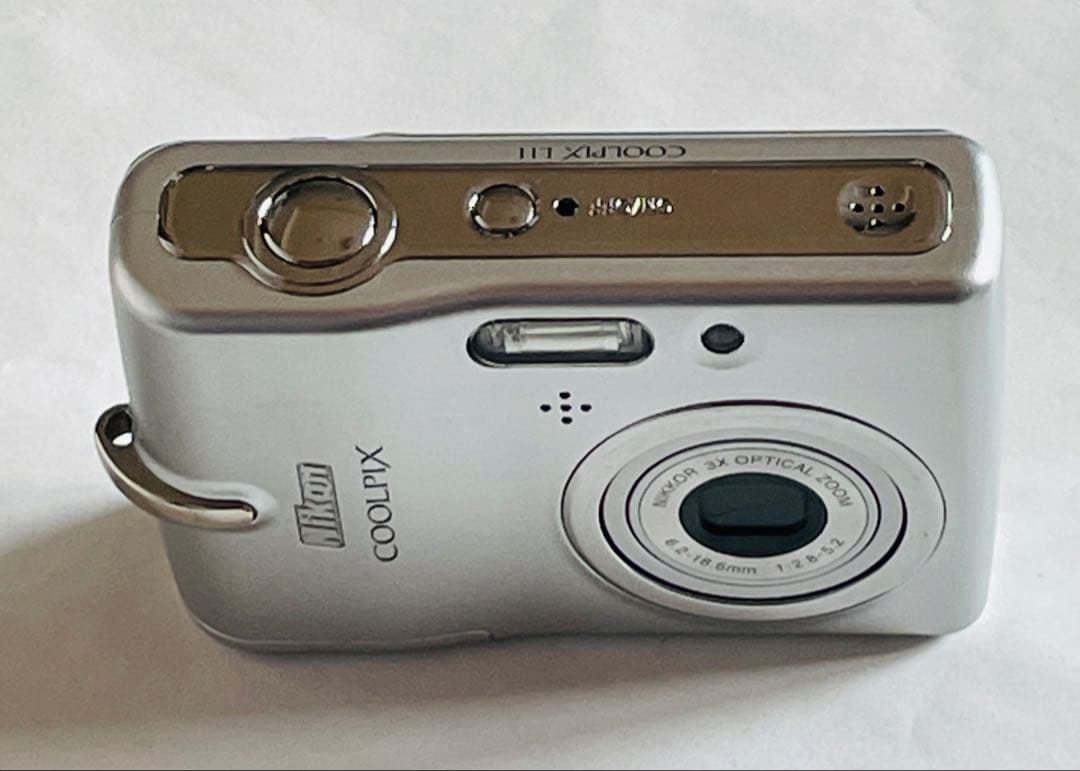 Nikon COOLPIX デジタルカメラ シルバー