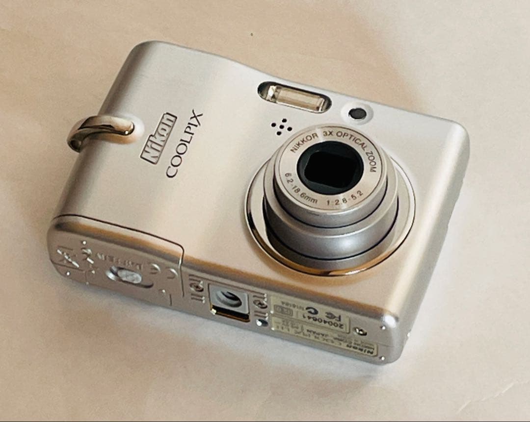 Nikon COOLPIX デジタルカメラ シルバー