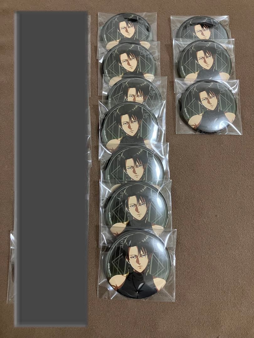 進撃の巨人　進撃飯店 絢爛菊華 ツリービレッジ　リヴァイ　缶バッジ　セット
