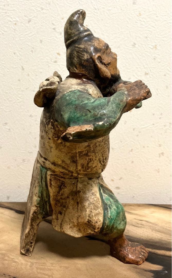 古い焼き物　踊る人物