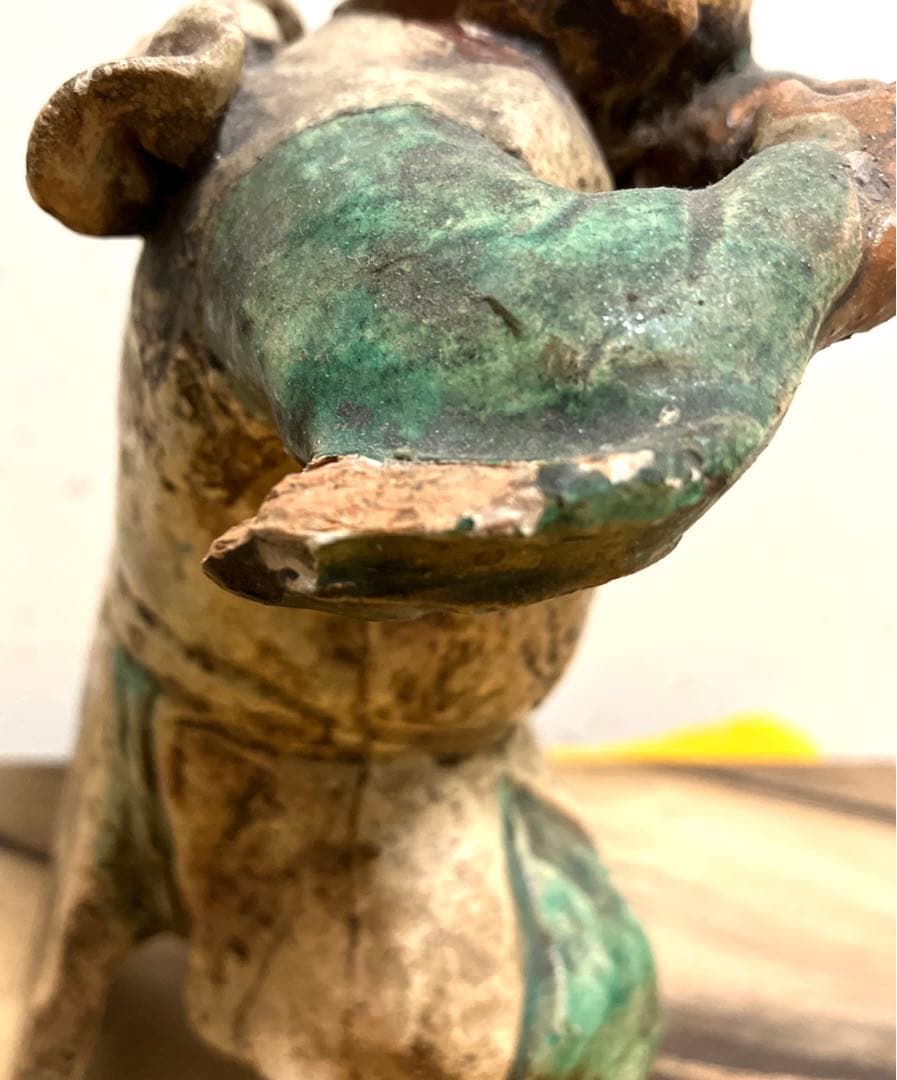 古い焼き物　踊る人物